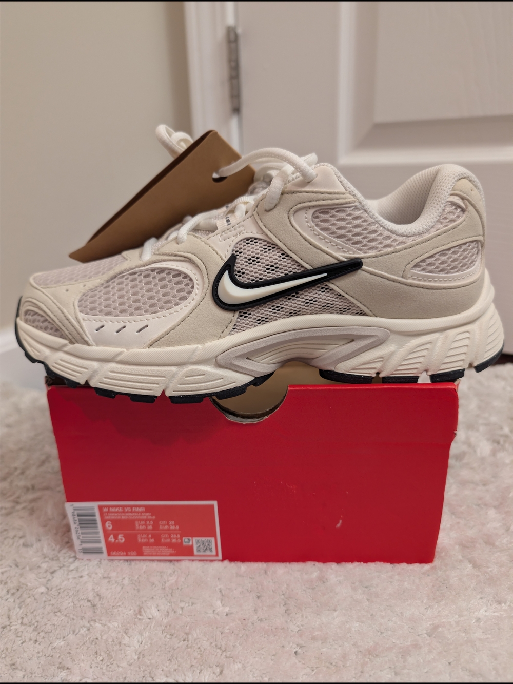 Nike V5 RNR - Cream White! Size 6 Women Or 4.5 Men